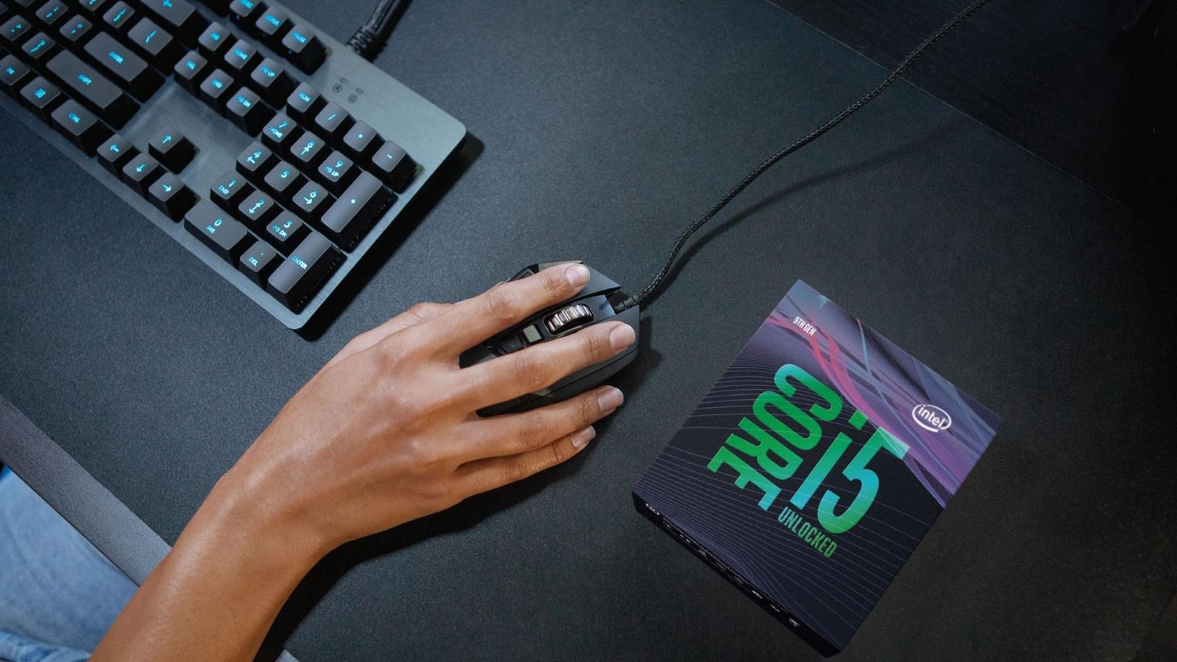 упаковка процессора core i5 9-го поколения и мужчина, работающий с мышью и клавиатурой